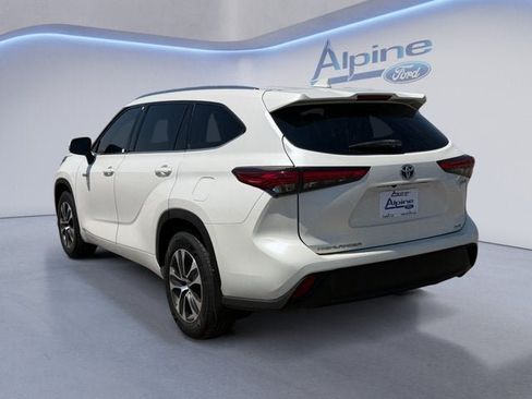 Used 2021 Toyota Highlander XLE AWD/4WD image 3