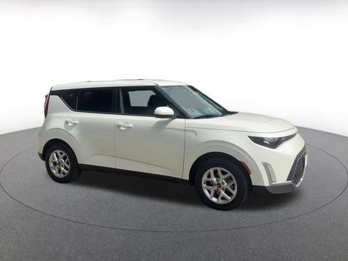 Used 2025 Kia Soul LX w/ LX Technology Package FWD image 2