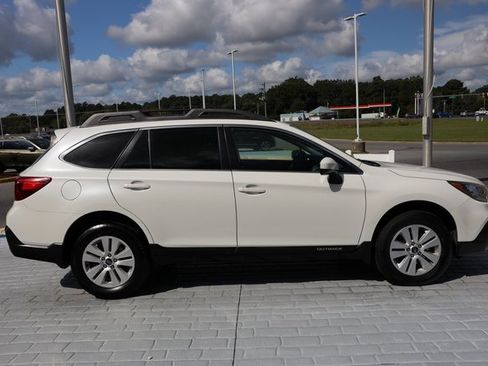 Used 2018 Subaru Outback 2.5i Premium image 6
