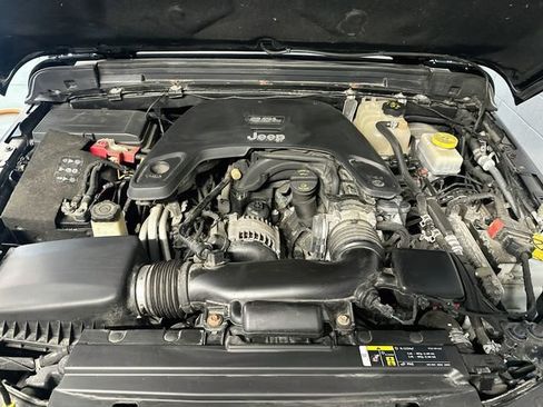 Used 2019 Jeep Wrangler Unlimited Sahara w/ Cold Weather Group AWD/4WD image 29