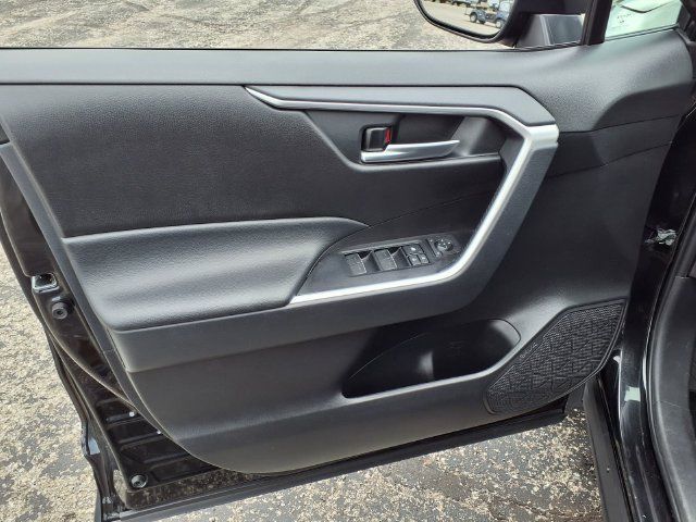 Used 2025 Toyota RAV4 XLE AWD/4WD image 19
