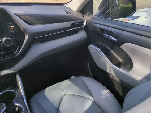 Certified 2023 Toyota Highlander XLE image 16