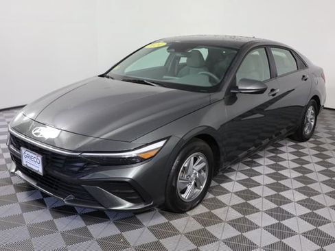 Certified 2024 Hyundai Elantra SE FWD image 4