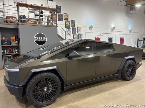 Used 2024 Tesla Cybertruck AWD Crew Cab image 10