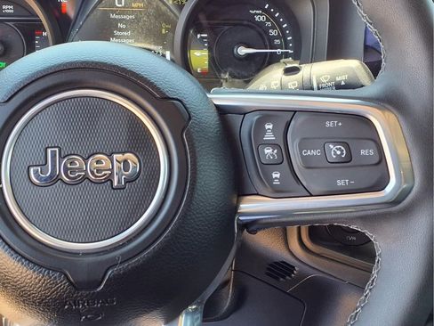 Used 2025 Jeep Wrangler Unlimited Sahara AWD/4WD image 7