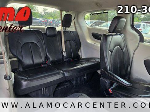 Used 2017 Chrysler Pacifica Touring-L FWD image 21