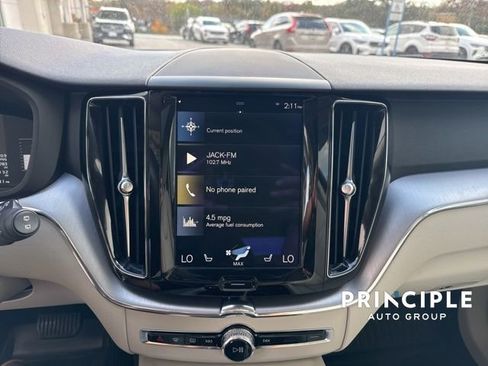 Used 2018 Volvo XC60 T6 Momentum w/ Convenience Package image 12