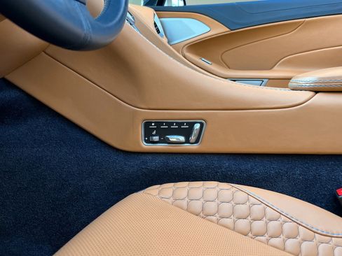 Used 2014 Aston Martin Vanquish Volante image 32