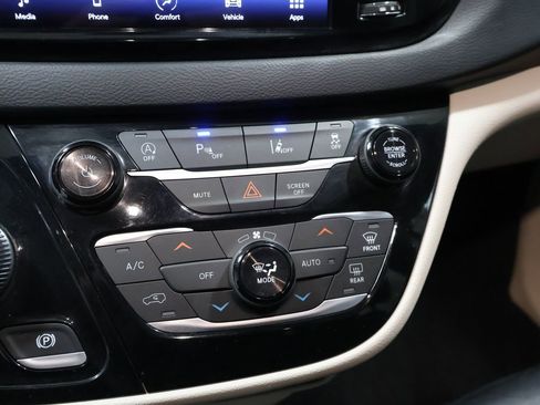 Used 2022 Chrysler Pacifica Touring-L image 27