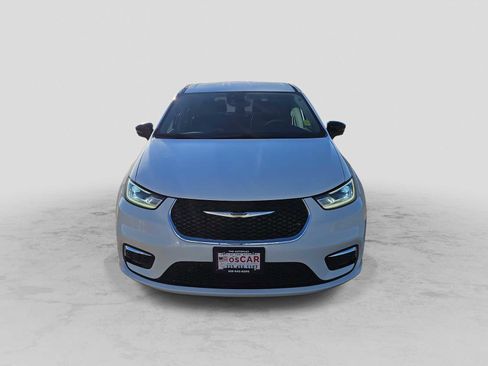 Used 2024 Chrysler Pacifica Touring-L image 3