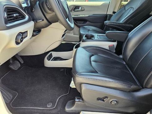 Used 2023 Chrysler Pacifica Touring-L FWD image 18