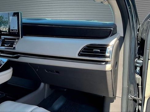 Used 2024 Lincoln Navigator Premiere AWD/4WD image 25