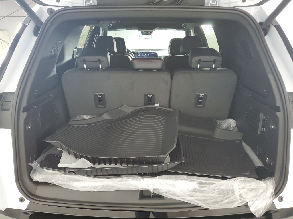 New 2026 Chevrolet Traverse RS w/ LPO, Floor Liner Package FWD image 33