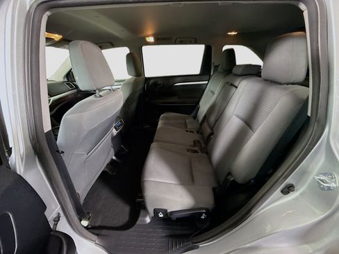Used 2017 Toyota Highlander LE w/ Carpet Mat Package FWD image 24