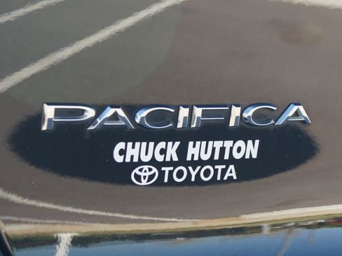 Used 2022 Chrysler Pacifica Limited w/ Uconnect Theater Family Group image 21