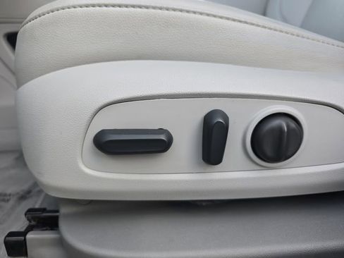 Used 2023 GMC Acadia SLT w/ Preferred Package image 32