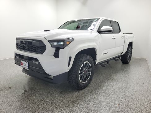 Used 2025 Toyota Tacoma TRD Sport AWD/4WD image 2