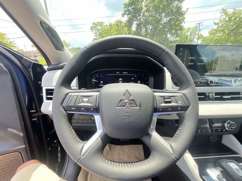 New 2025 Mitsubishi Outlander SE image 14