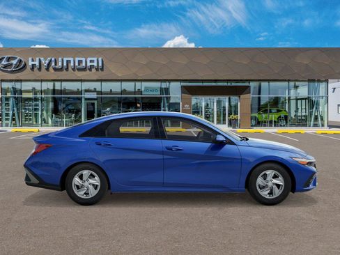 New 2025 Hyundai Elantra SE image 7