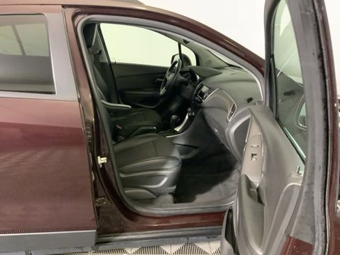 Used 2022 Chevrolet Trax LT w/ LT Convenience Package image 25