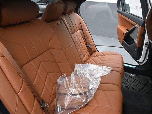 New 2025 BMW i7 xDrive60 w/ Executive Package image 27