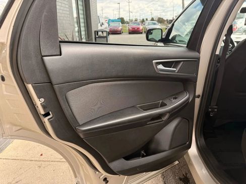Used 2017 Ford Edge SE image 18