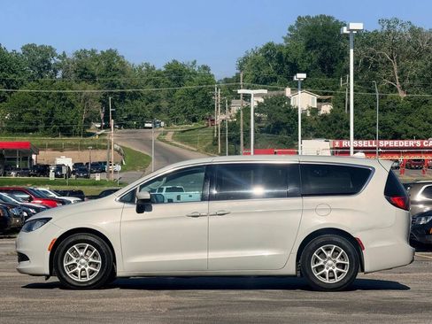 Used 2017 Chrysler Pacifica Touring FWD image 5