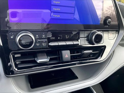 Used 2024 Toyota Highlander XLE image 27