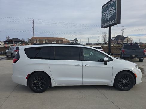 Used 2023 Chrysler Pacifica Touring w/ S Appearance Package image 9