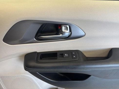 Used 2023 Chrysler Pacifica Touring-L FWD image 46