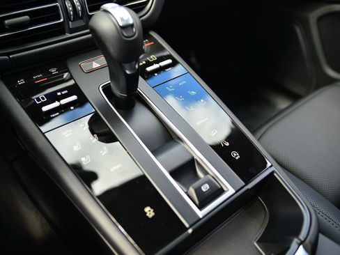 Certified 2026 Porsche Macan AWD/4WD image 18