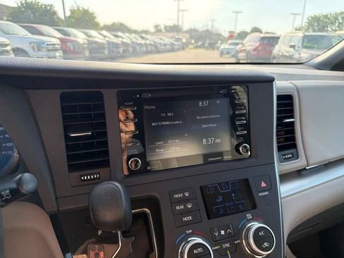 Used 2018 Toyota Sienna LE w/ Carpet Mat Package AWD/4WD image 31