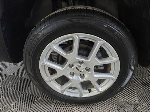 Used 2023 Jeep Renegade Latitude AWD/4WD image 13