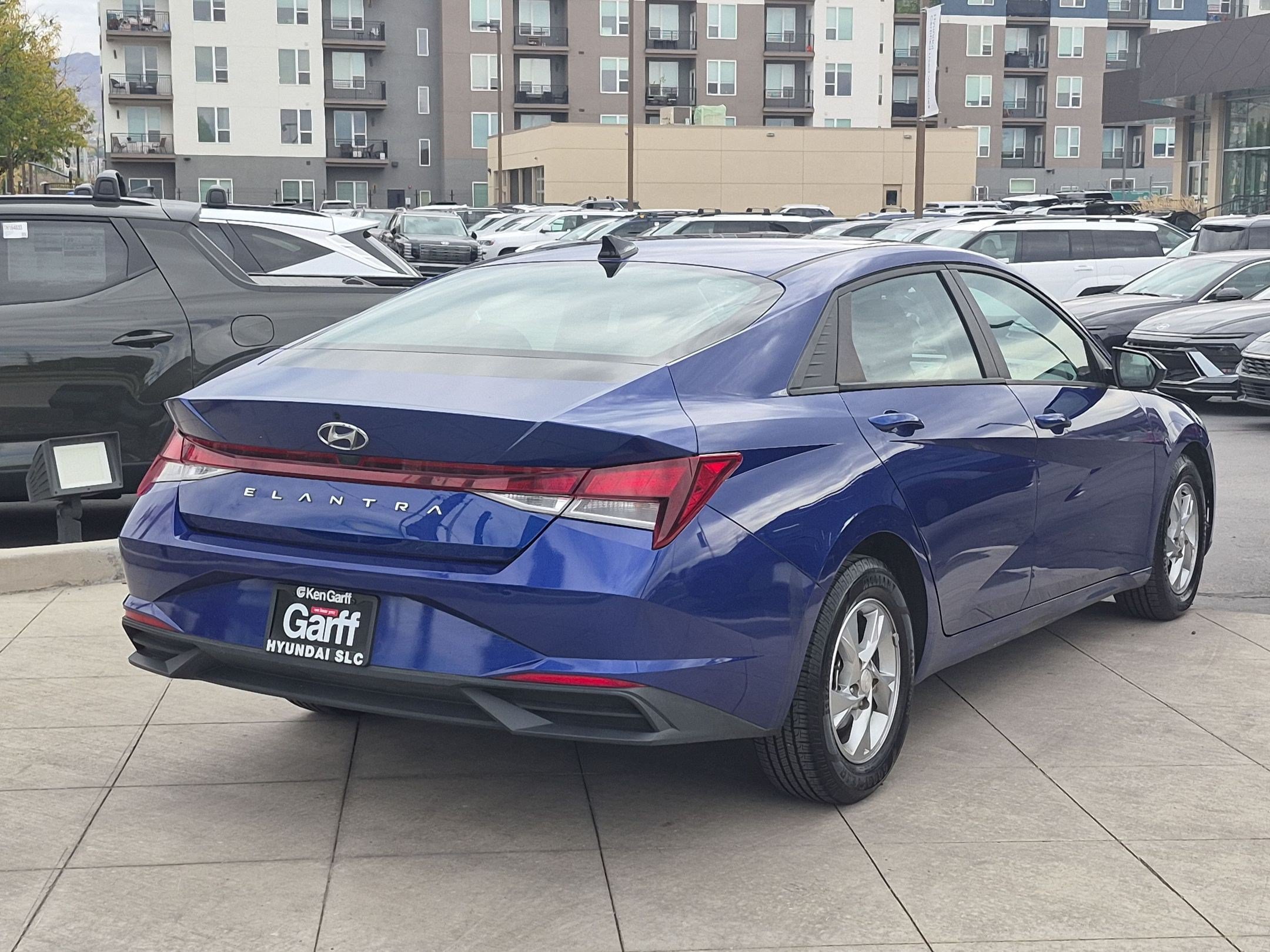 Used 2021 Hyundai Elantra SE FWD image 3