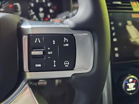 New 2024 Land Rover Discovery Dynamic SE image 19