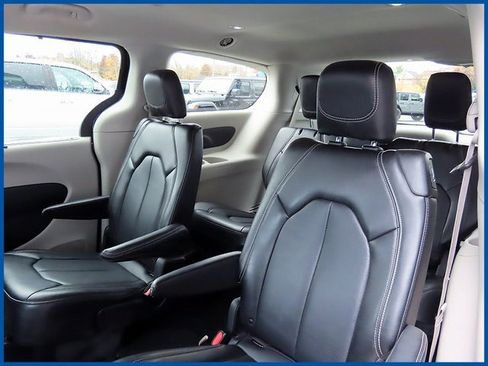 Certified 2024 Chrysler Pacifica Touring-L image 10