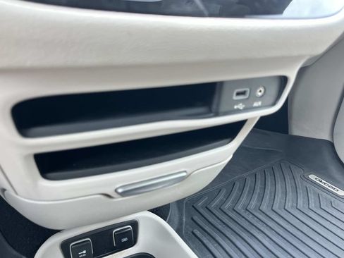 Used 2020 Chrysler Pacifica Limited FWD image 41