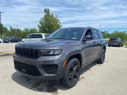 Used 2023 Jeep Grand Cherokee Altitude AWD/4WD image 5