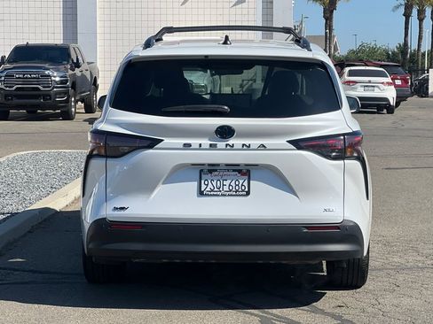 Used 2025 Toyota Sienna XLE FWD image 6