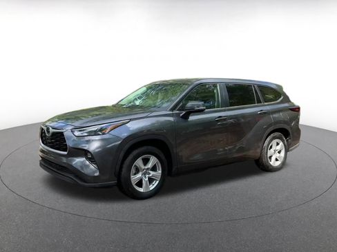 Used 2025 Toyota Highlander LE image 8