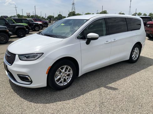 Used 2023 Chrysler Pacifica Touring-L FWD image 4