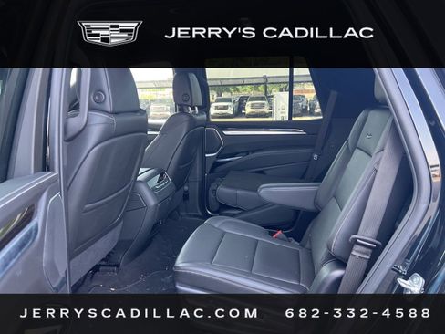 Used 2025 Cadillac Escalade Luxury RWD image 11