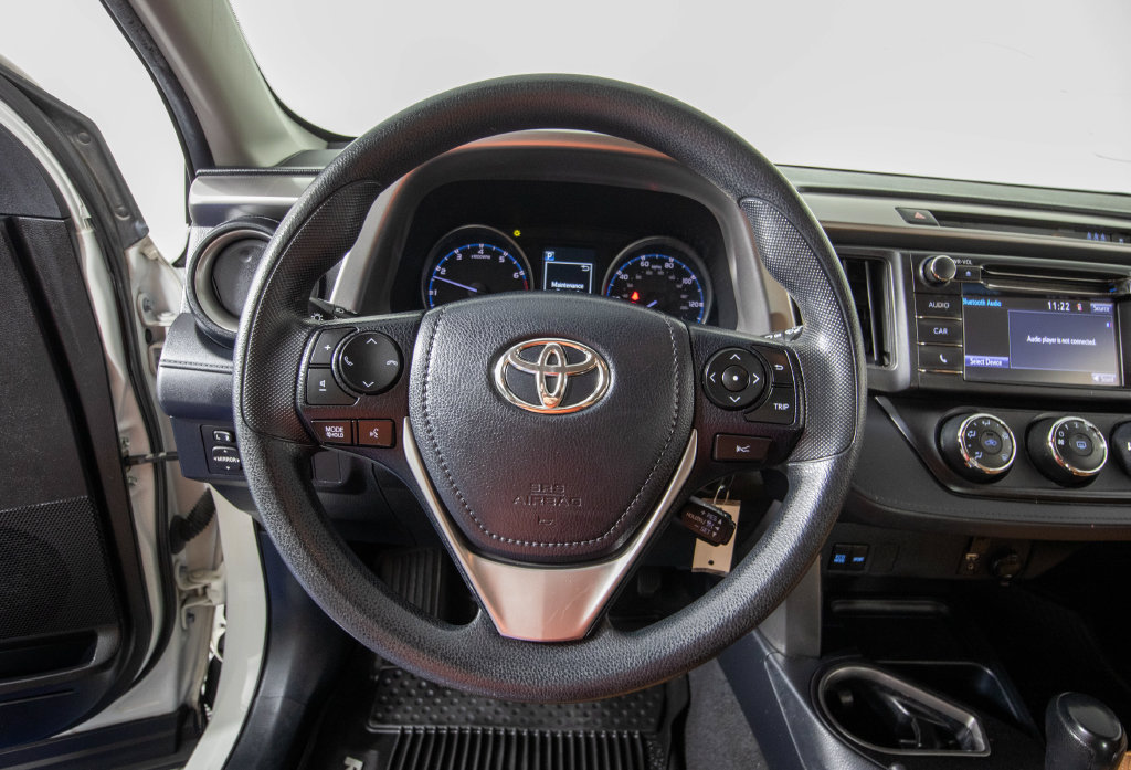 Used 2018 Toyota RAV4 LE FWD image 19