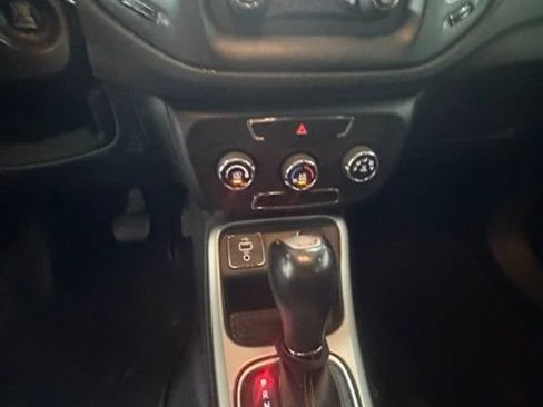 Used 2018 Jeep Compass Latitude FWD image 18