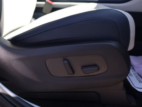 Used 2025 Kia Carnival EX FWD image 10