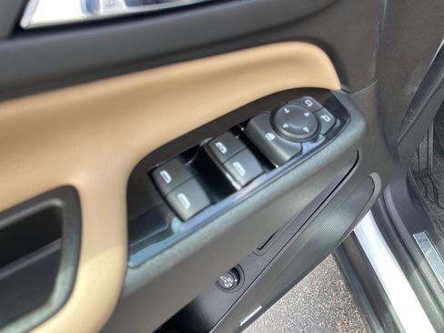 Used 2023 Chevrolet Equinox Premier image 8