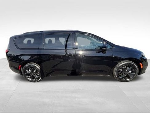 New 2026 Chrysler Pacifica Limited w/ S Appearance Package image 6