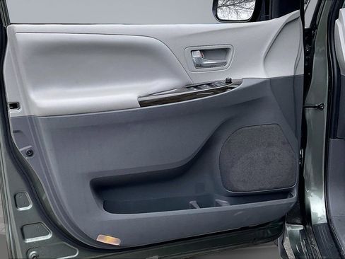 Used 2020 Toyota Sienna XLE w/ XLE Navigation Package image 17