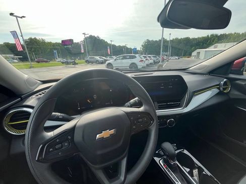 Used 2025 Chevrolet Trax LT FWD image 19