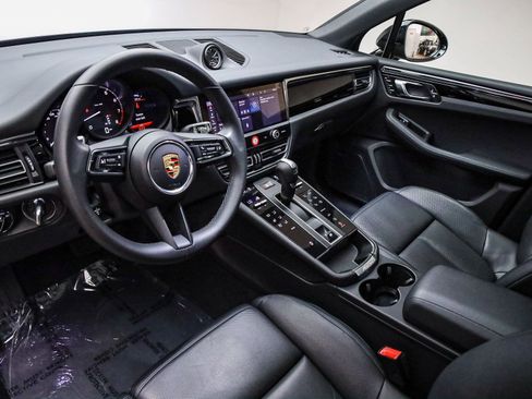 Certified 2025 Porsche Macan image 4